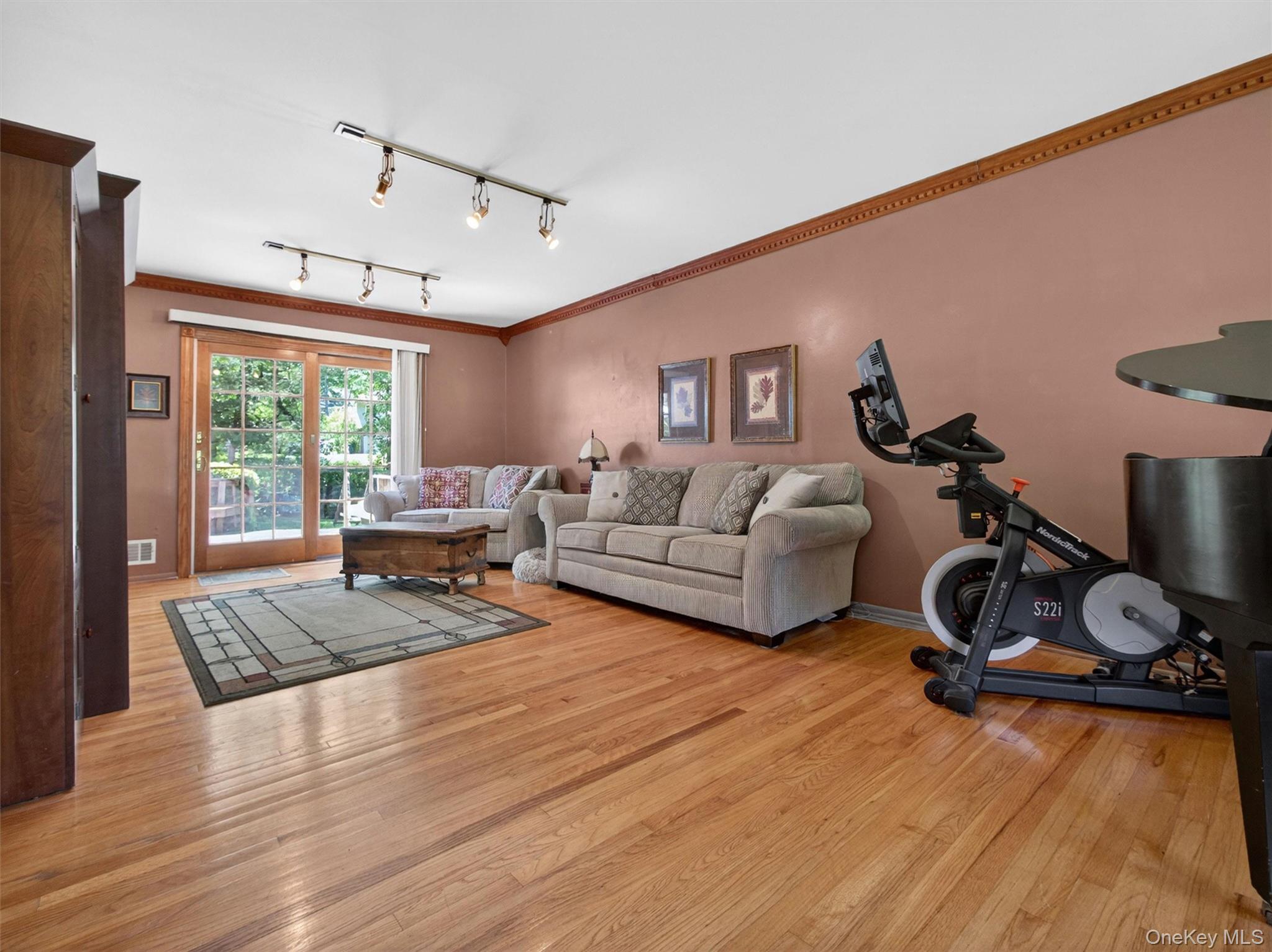 121 Sunset Road Blauvelt, NY 10913 - Photo 10 of 32 Living Room