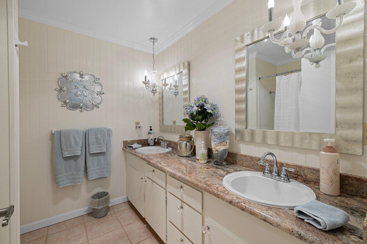 1129 Three Pines Road Grants Pass, OR 97526 - Photo 23 of 51 Guest Bathroom 1129