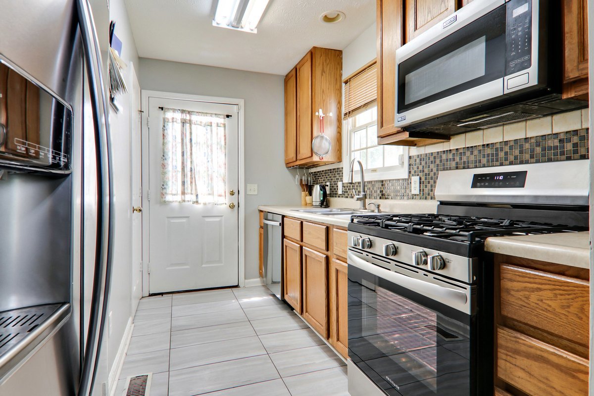 1003 Perry Lane Normal, IL 61761 - Photo 5 of 12 Gallery Image 5
