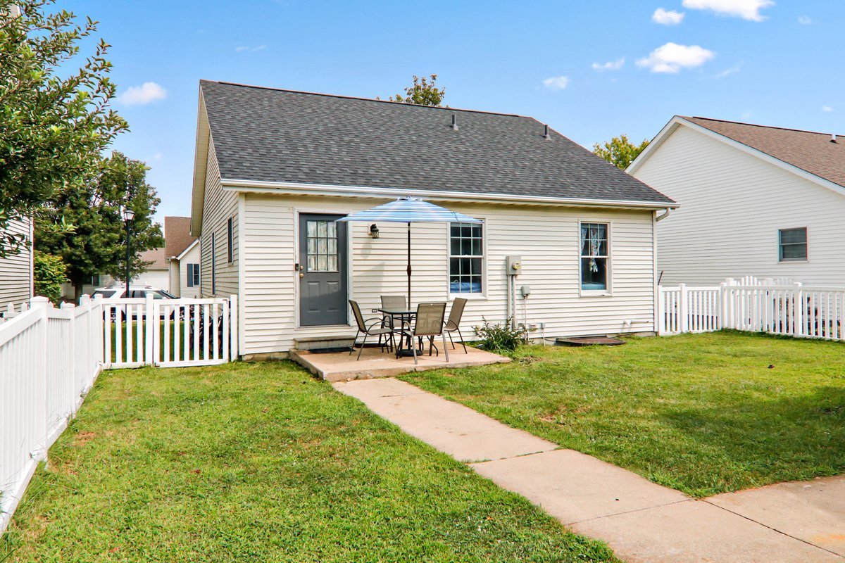 1003 Perry Lane Normal, IL 61761 - Photo 9 of 12 Gallery Image 9