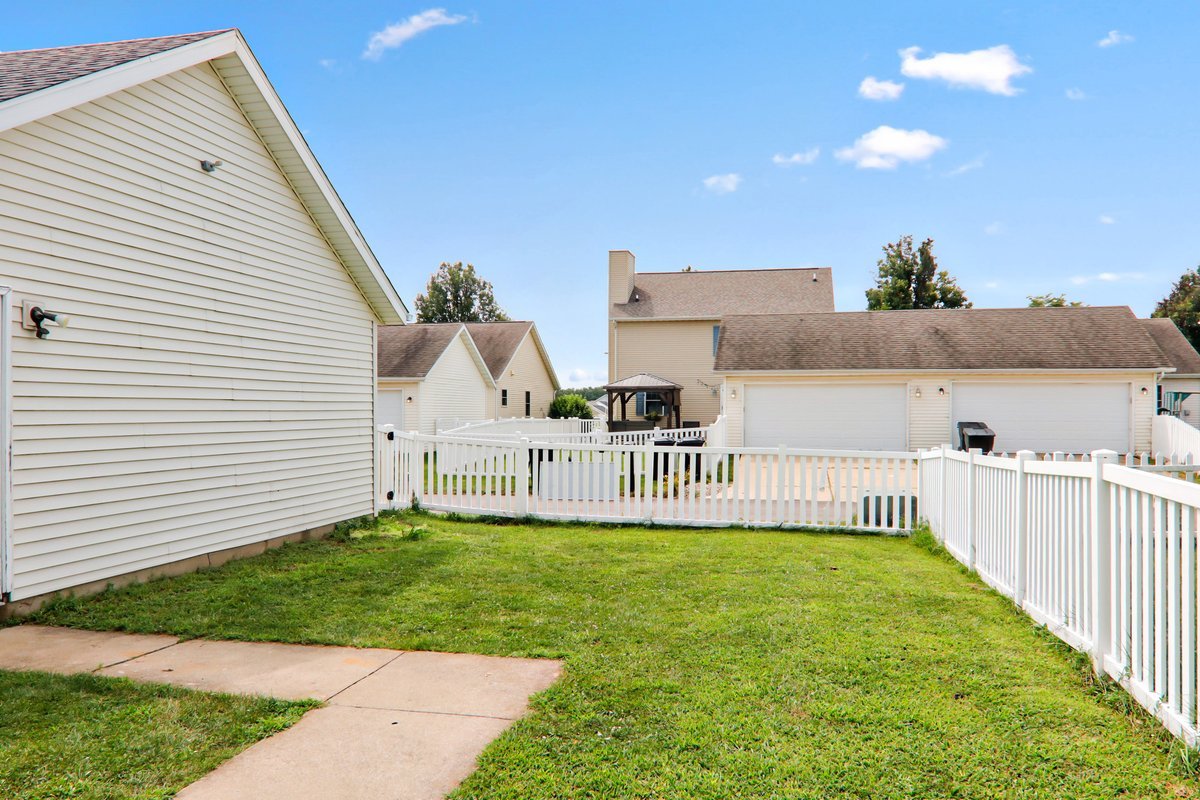1003 Perry Lane Normal, IL 61761 - Photo 10 of 12 Gallery Image 10