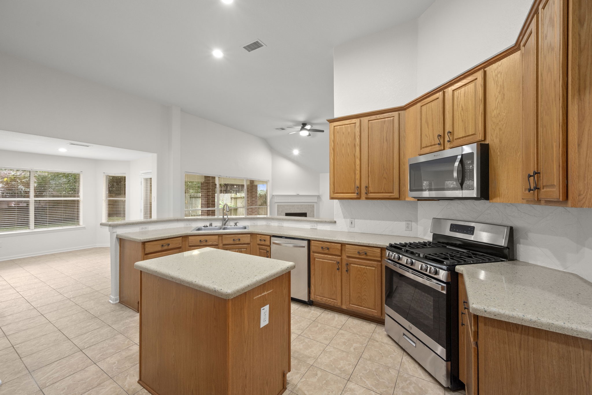 34 South Rambling Ridge Place Conroe, TX 77385 - Photo 11 of 28 Gallery Image 11