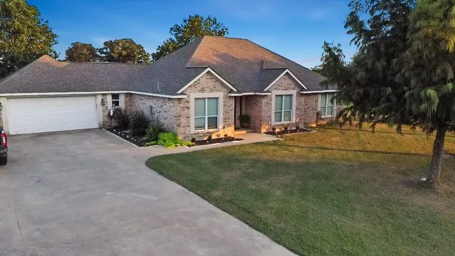 a view of a house with a yard