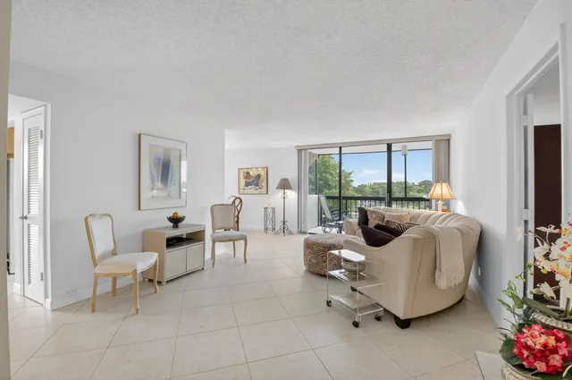 $289,000 | 1554 Bridgewood Drive, Boca Raton, FL 33434