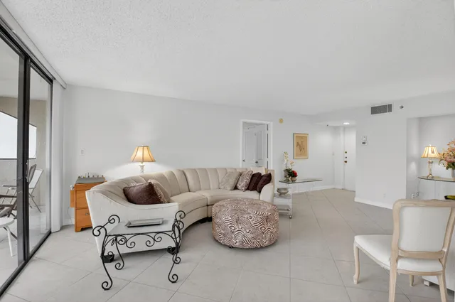 $289,000 | 1554 Bridgewood Drive, Boca Raton, FL 33434