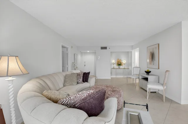 $289,000 | 1554 Bridgewood Drive, Boca Raton, FL 33434