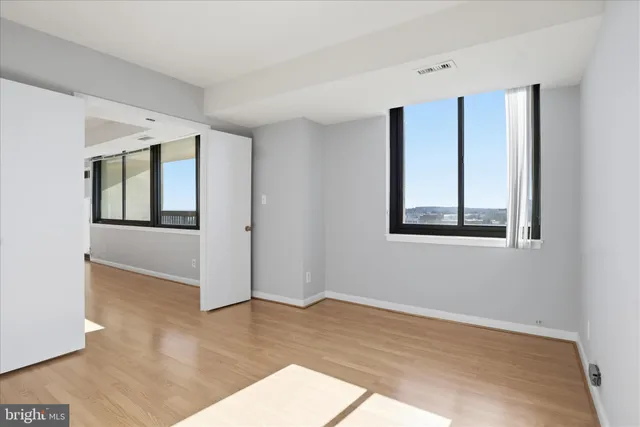 $299,000 | 3709 South George Mason Drive, Unit 912, Falls Church, VA 22041