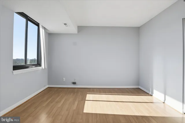 $299,000 | 3709 South George Mason Drive, Unit 912, Falls Church, VA 22041