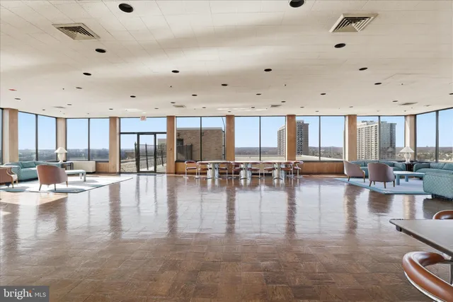 $299,000 | 3709 South George Mason Drive, Unit 912, Falls Church, VA 22041