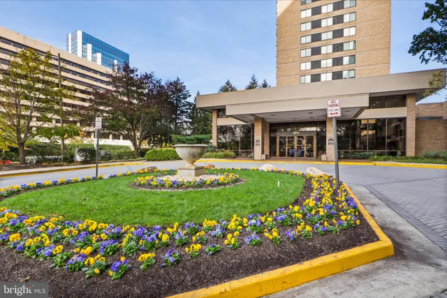 $299,000 | 3709 South George Mason Drive, Unit 912, Falls Church, VA 22041