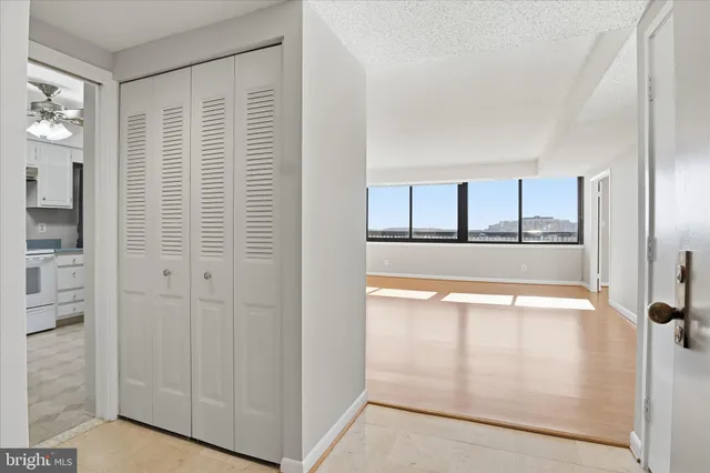 $299,000 | 3709 South George Mason Drive, Unit 912, Falls Church, VA 22041