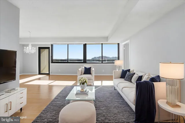 $299,000 | 3709 South George Mason Drive, Unit 912, Falls Church, VA 22041