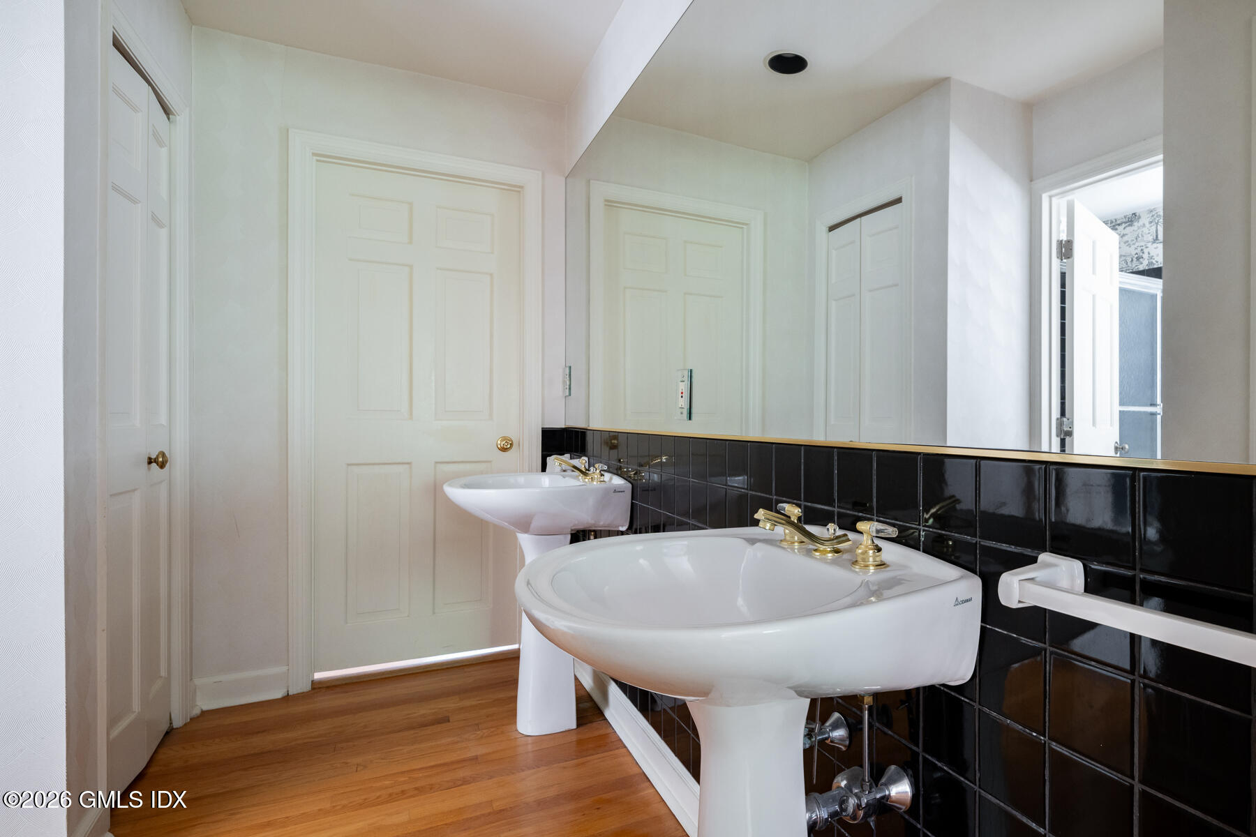5 Willow Run Road Greenwich, CT 06831 - Photo 22 of 40 Jack and Jill Bathroom