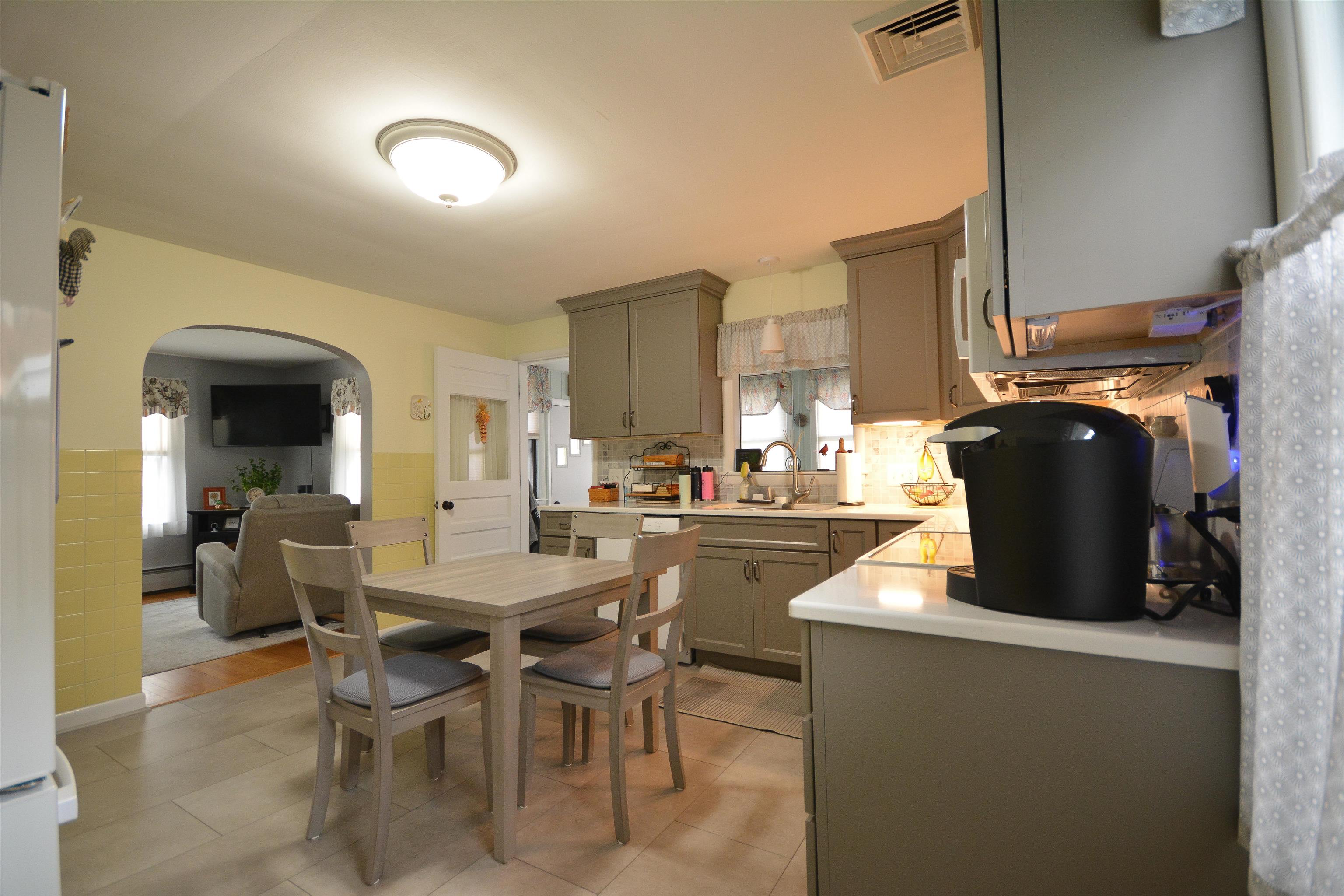 46 Perham Street Nashua, NH 03064 - Photo 8 of 31