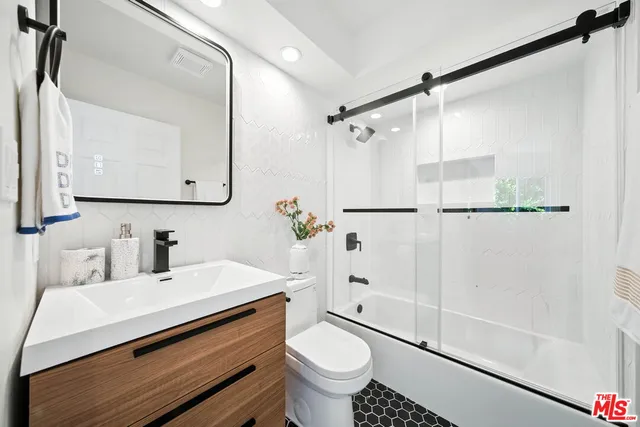 $1,399,000 | 2454 4th Street, Unit 4, Santa Monica, CA 90405