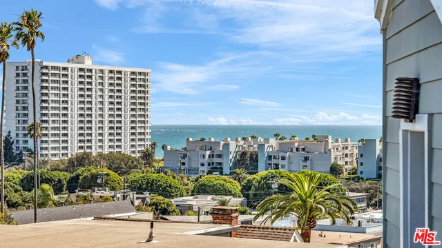 $1,399,000 | 2454 4th Street, Unit 4, Santa Monica, CA 90405