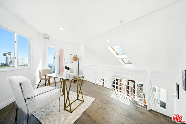 $1,399,000 | 2454 4th Street, Unit 4, Santa Monica, CA 90405