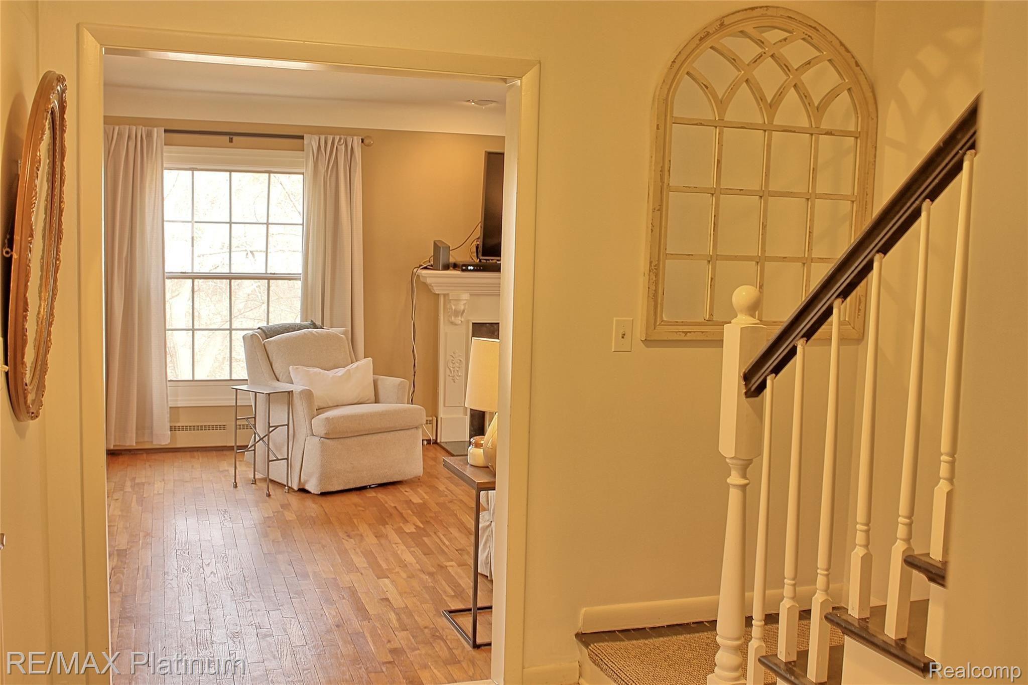 625 Spring Valley Road Ann Arbor, MI 48105 - Photo 6 of 75 FoyerLiving.jpg