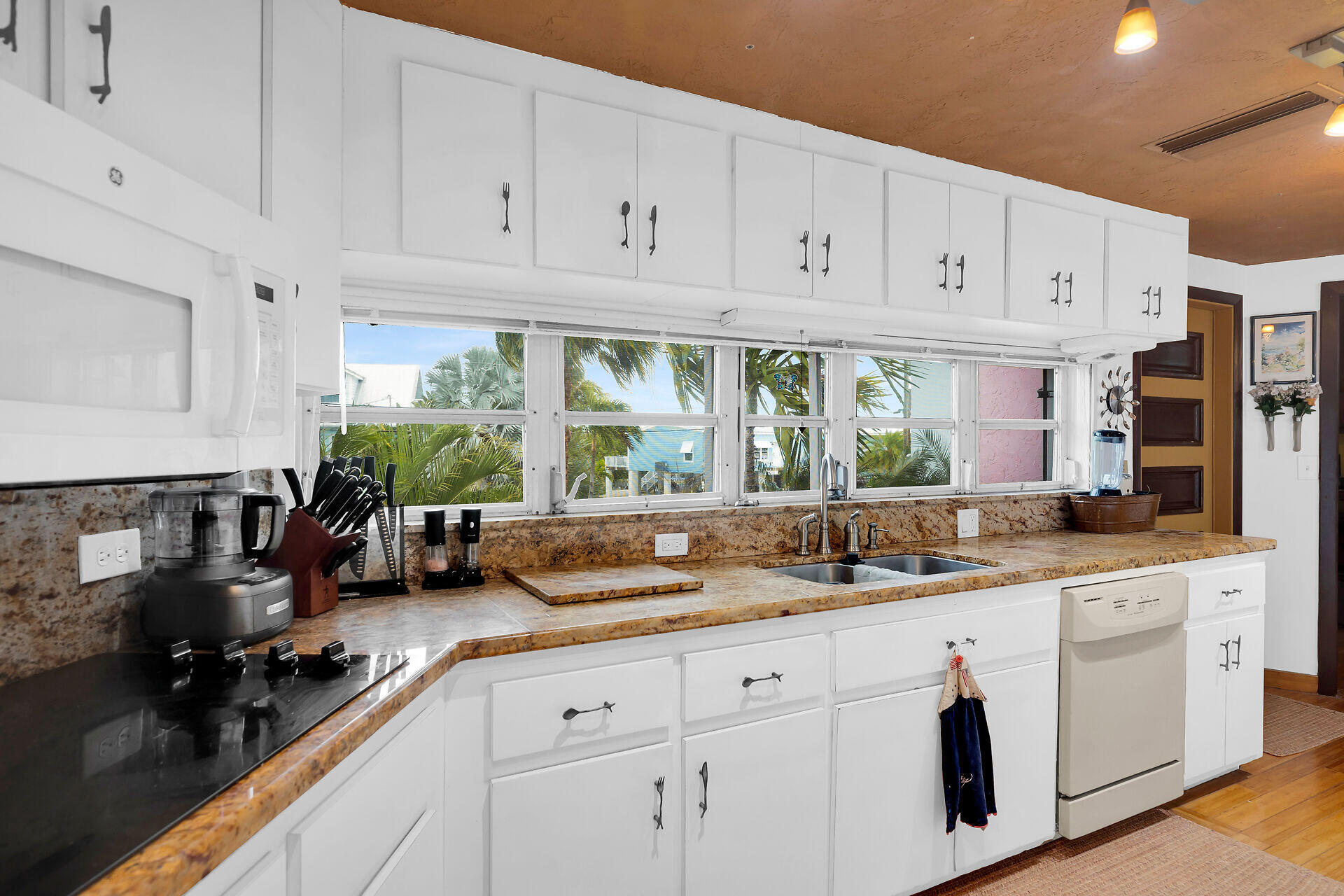 42 Treasure Road Marathon, FL 33050 - Photo 14 of 70 Kitchen w/ Granite