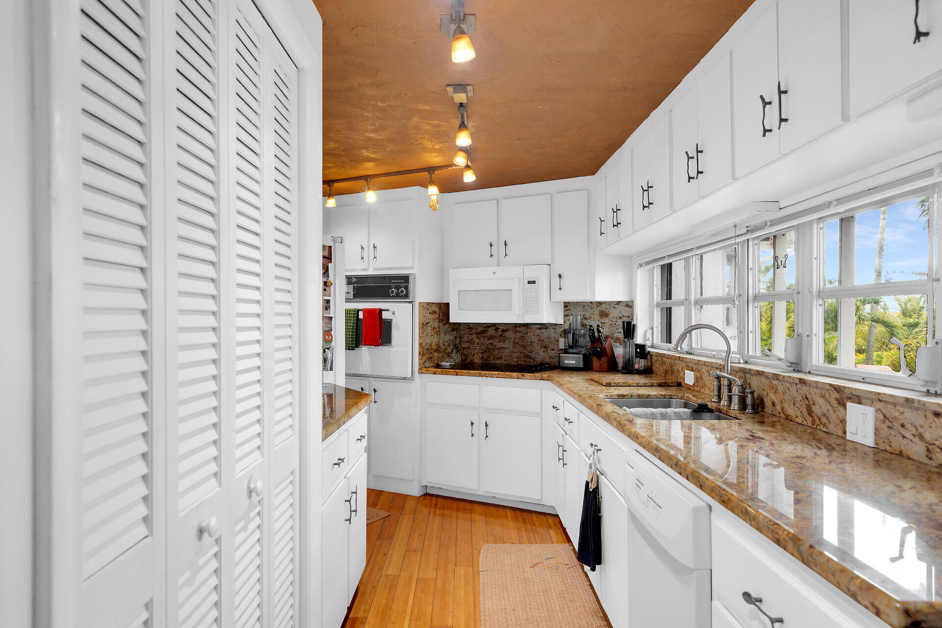 42 Treasure Road Marathon, FL 33050 - Photo 15 of 70 Granite Counter Tops