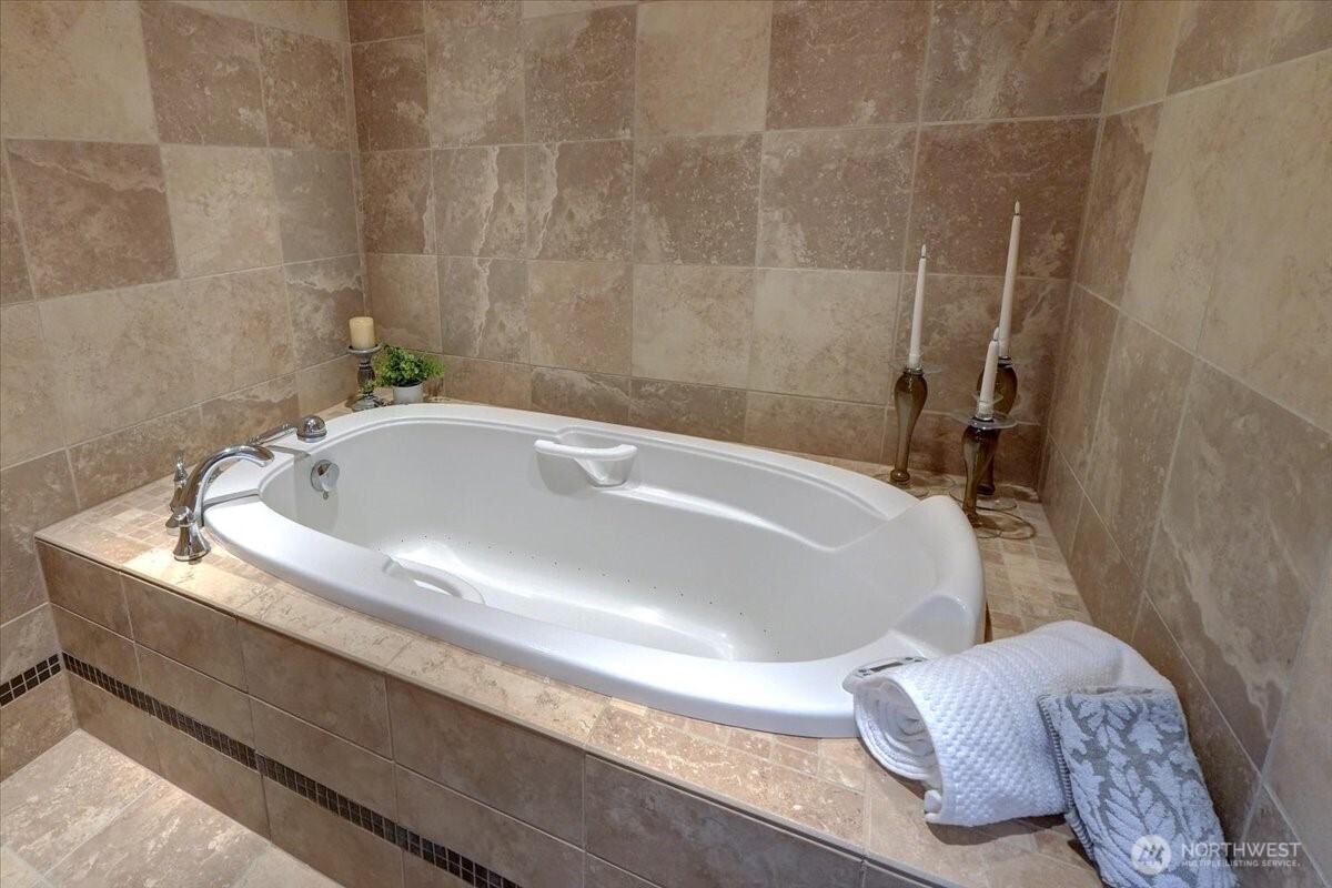 1 North Stadium Way, Unit 16 Tacoma, WA 98403 - Photo 26 of 39 a bathroom with a bathtub