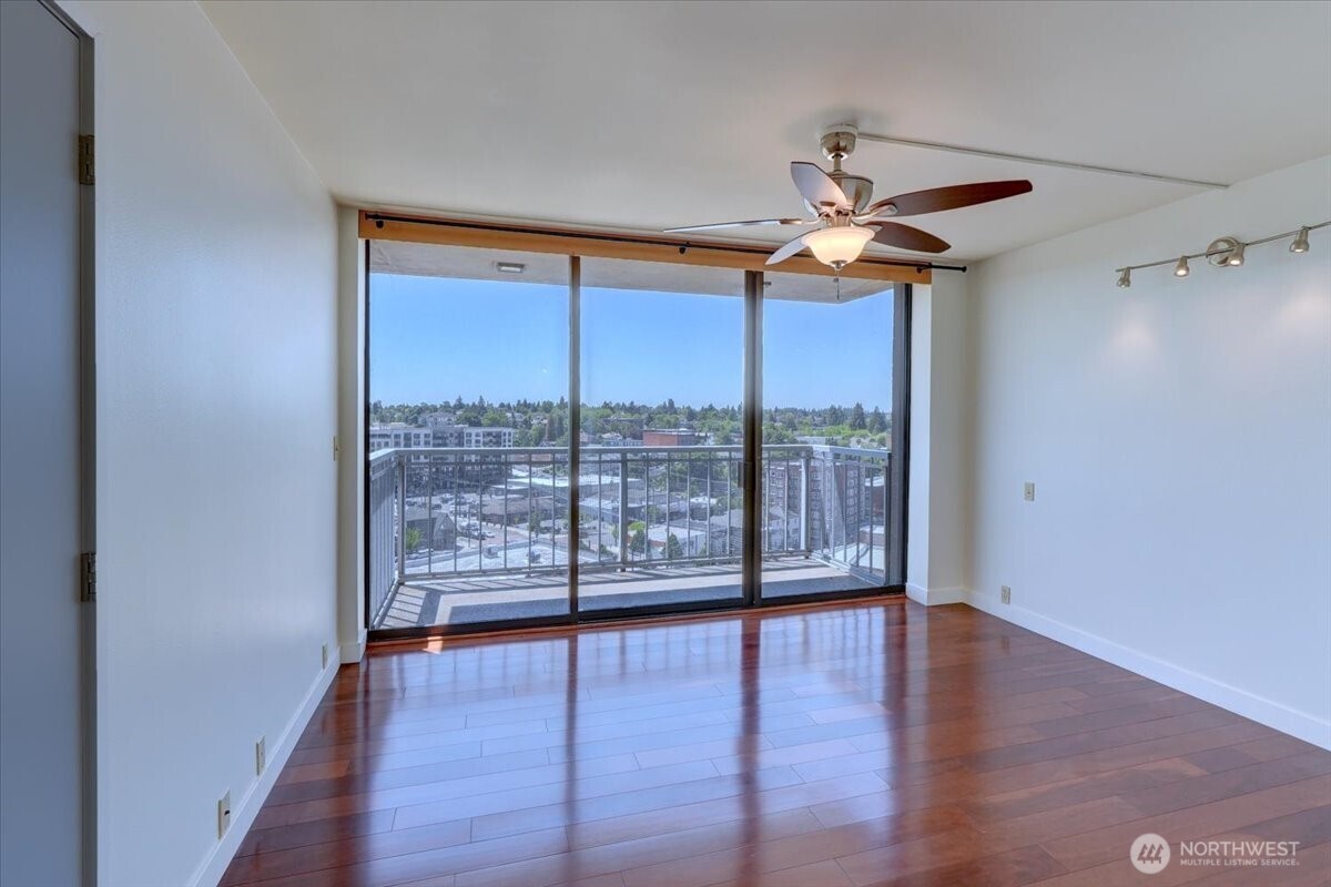 1 North Stadium Way, Unit 16 Tacoma, WA 98403 - Photo 28 of 39 a view of a livingroom with wooden floor fan and window