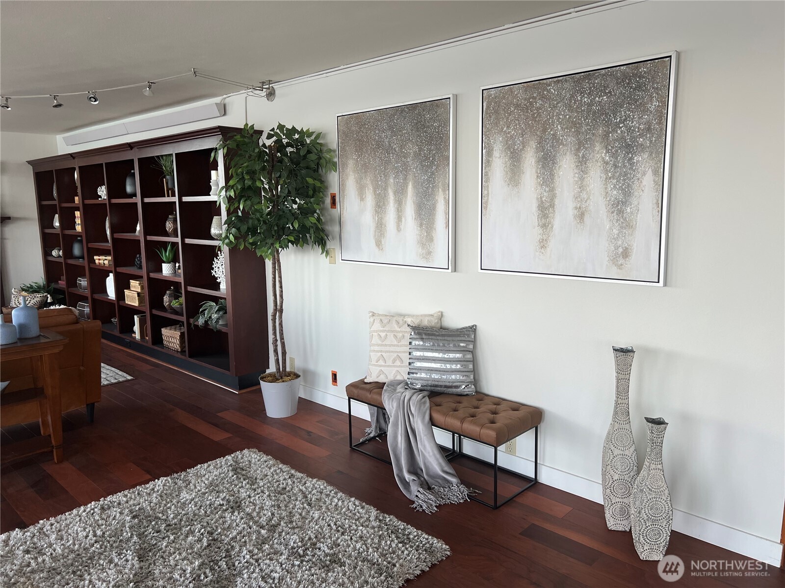 1 North Stadium Way, Unit 16 Tacoma, WA 98403 - Photo 8 of 39 a living room with furniture and wooden floor