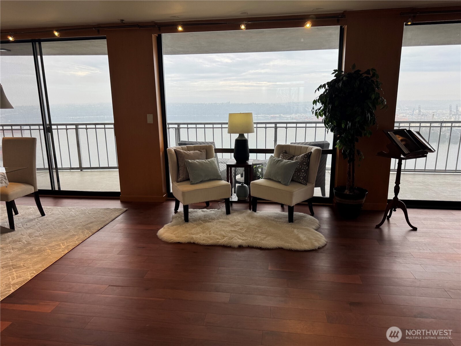 1 North Stadium Way, Unit 16 Tacoma, WA 98403 - Photo 10 of 39 a living room with couches coffee table and a coffee table with wooden floor