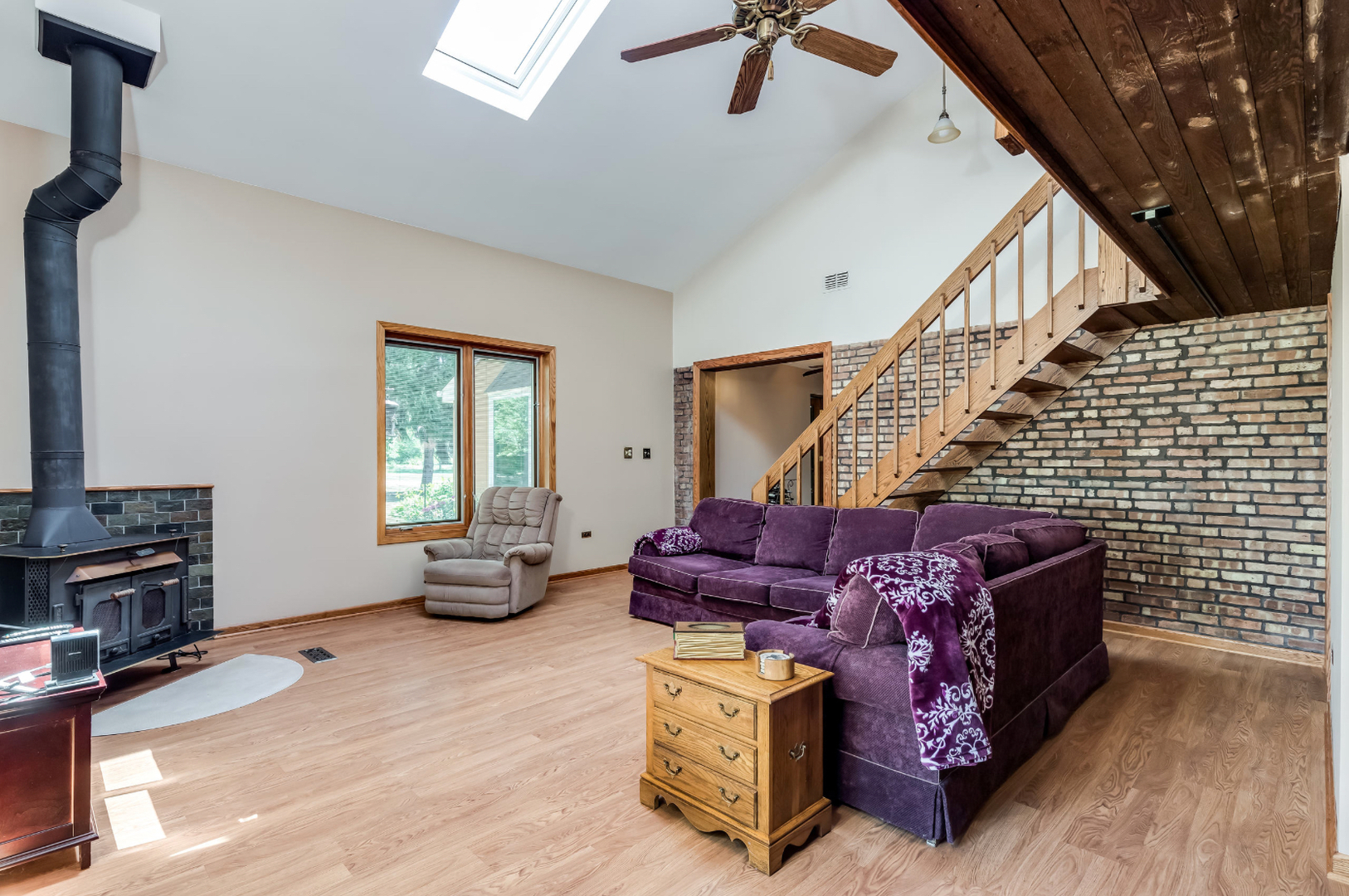 17-w072 Deerpath Road Wood Dale, IL 60191 - Photo 12 of 28 a living room with furniture