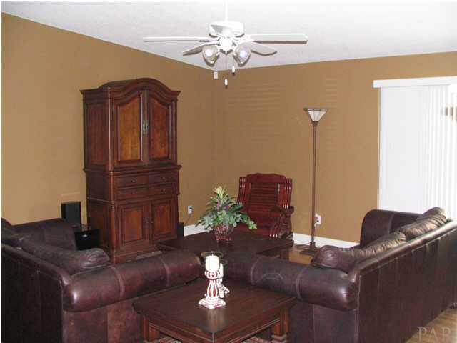 5835 Ibis Road Milton, FL 32583 - Photo 4 of 9 Living Room