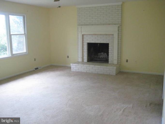 6658 Kelly Road Warrenton, VA 20187 - Photo 4 of 4 Living Room