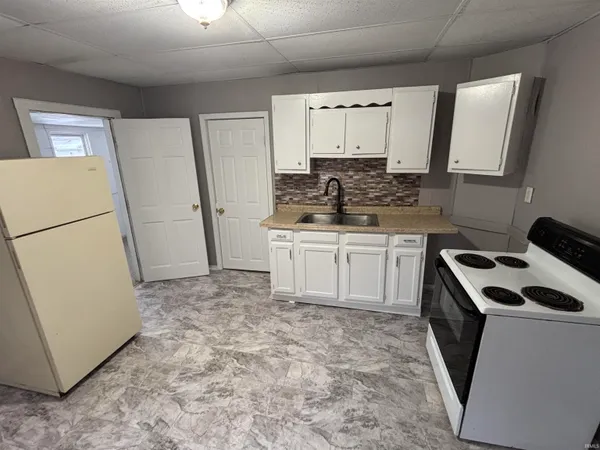 $84,900 | 1027 North 10th Street, Vincennes, IN 47591