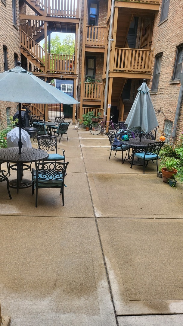920 Wesley Avenue, Unit 1 Oak Park, IL 60304 - Photo 19 of 21 a view of a patio with table and chairs