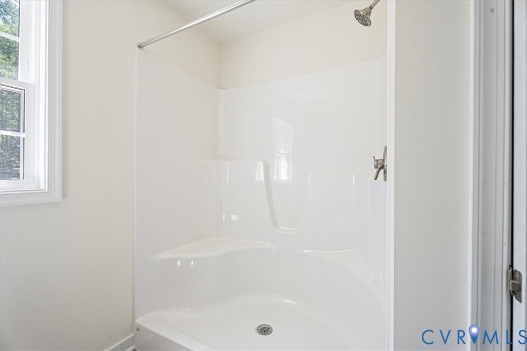 160 Ashburn Road Cumberland, VA 23040 - Photo 39 of 45 a bathroom with a bathtub