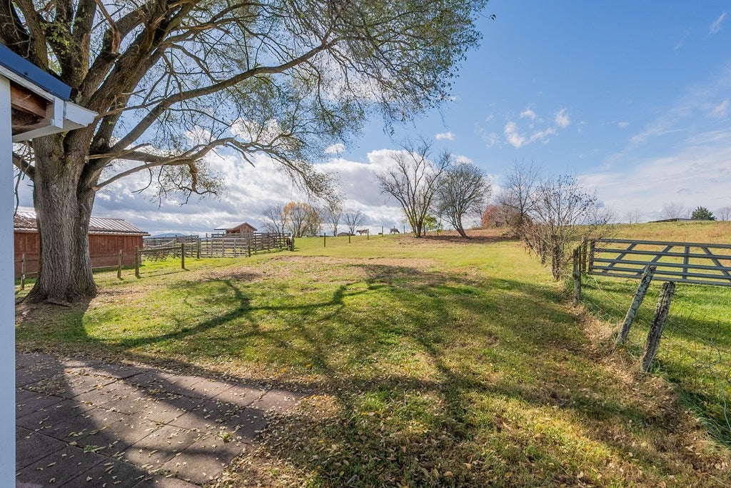 5099 Thornspring Road Pulaski, VA 24301 - Photo 39 of 53 Gallery Image 39
