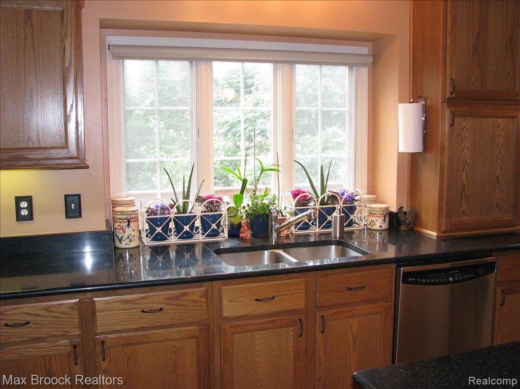 5387 Coomer Road West Bloomfield, MI 48324 - Photo 14 of 25 Kitchen