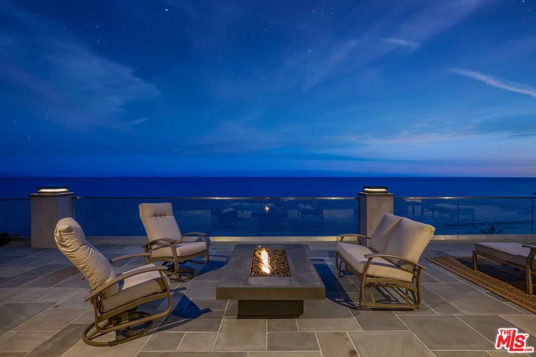 18074 Coastline Drive Malibu, CA 90265 - Photo 32 of 33 a workspace with furniture