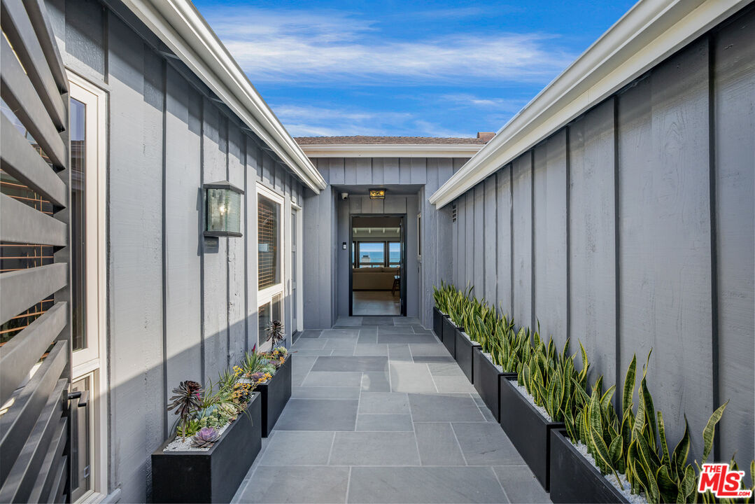 18074 Coastline Drive Malibu, CA 90265 - Photo 9 of 33