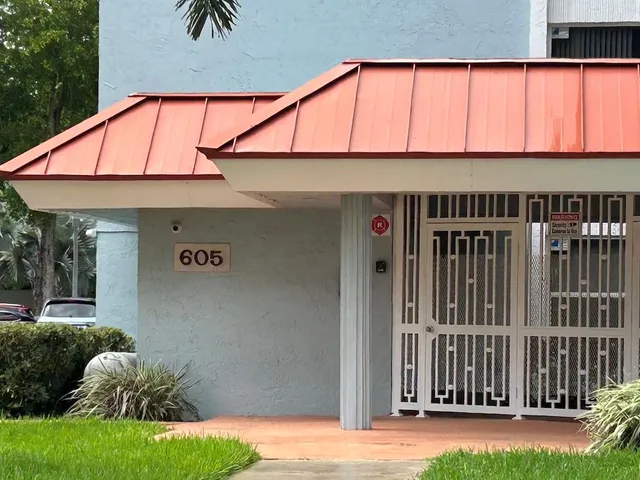 $1,900 | 605 South Pine Island Road, Unit 304A, Plantation, FL 33324