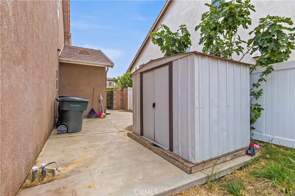 152 Alabaster Loop Perris, CA 92570 - Photo 28 of 29 a view of a backyard of the house