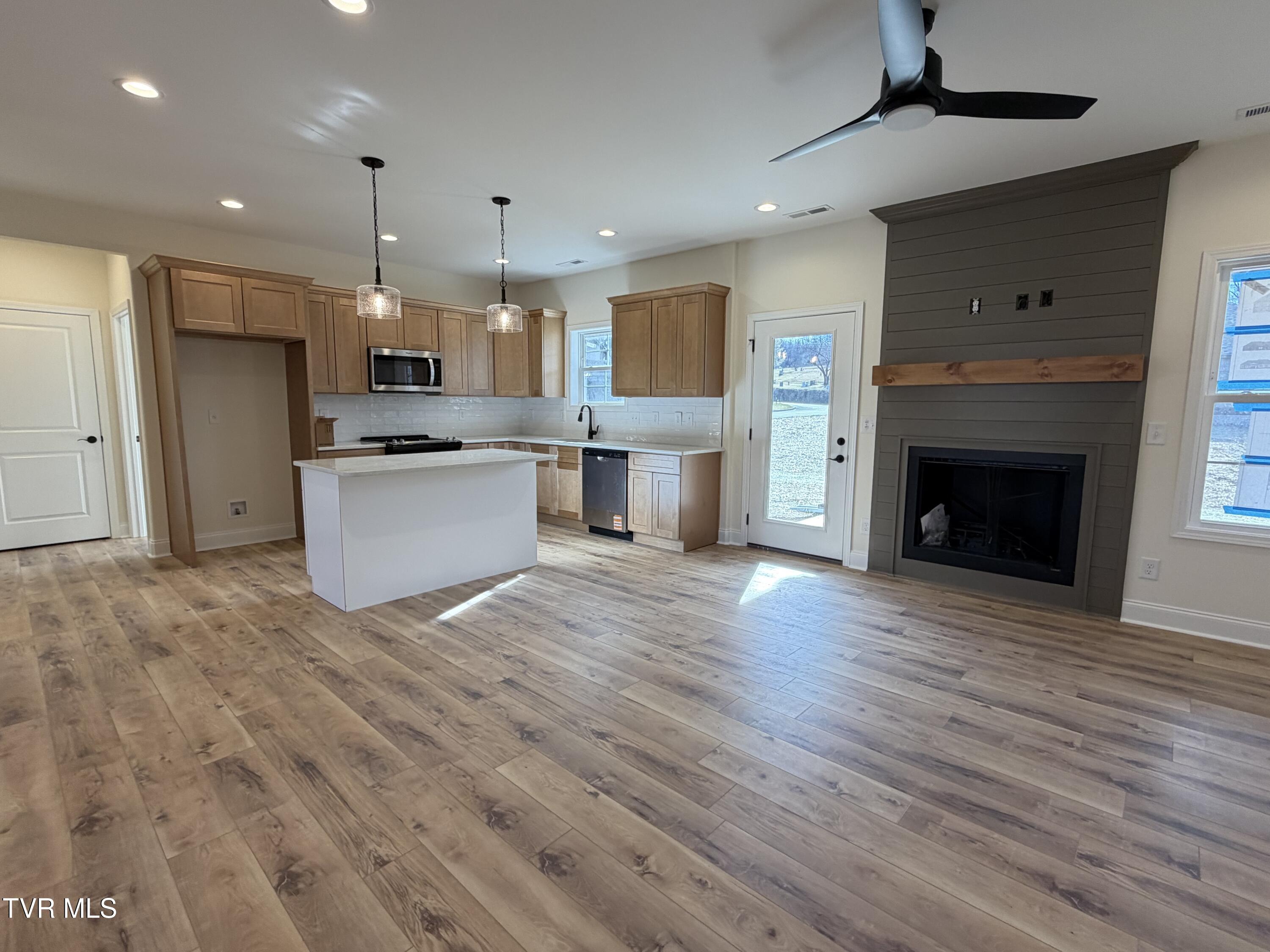 146 Ervin Loop Erwin, TN 37650 - Photo 2 of 16 IMG_0680