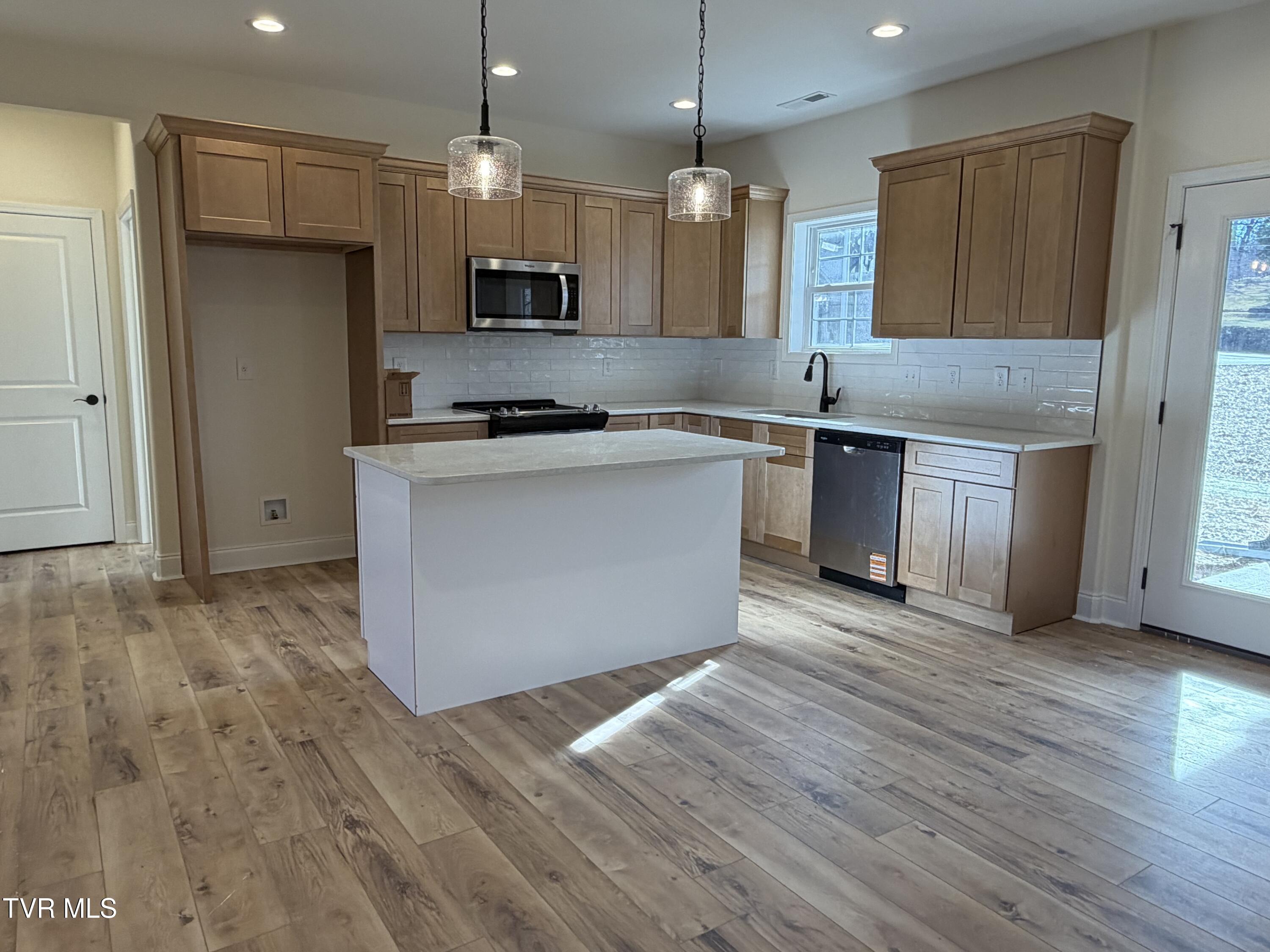 146 Ervin Loop Erwin, TN 37650 - Photo 4 of 16 IMG_0679