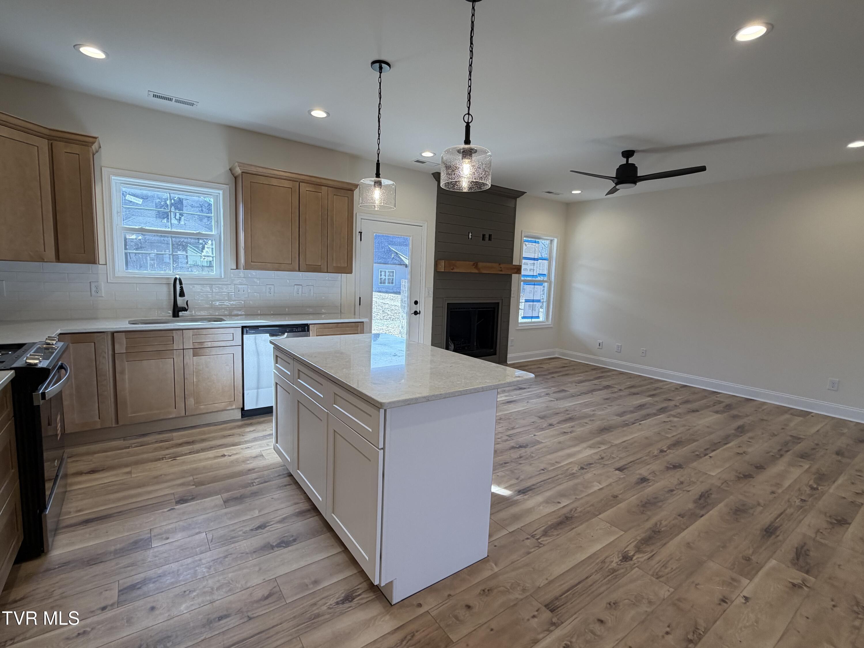 146 Ervin Loop Erwin, TN 37650 - Photo 5 of 16 IMG_0676