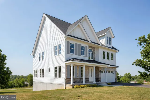 $890,000 | 17979 Old Triangle Road, Triangle, VA 22172