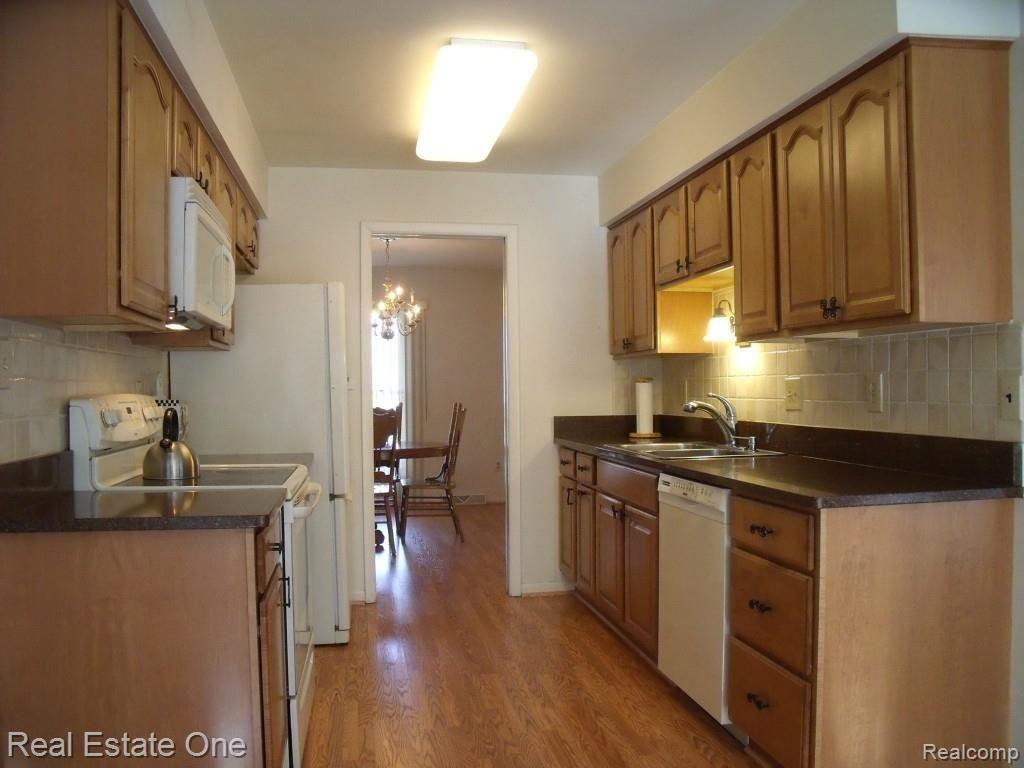 28681 Farmington Road Farmington, MI 48331 - Photo 15 of 43 DSCF3407.jpg
