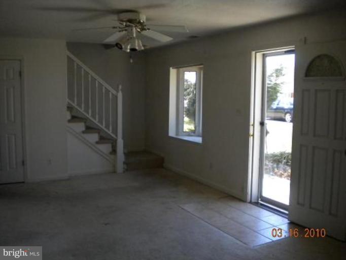7739 Fairgreen Road Dundalk, MD 21222 - Photo 4 of 11 Living Room