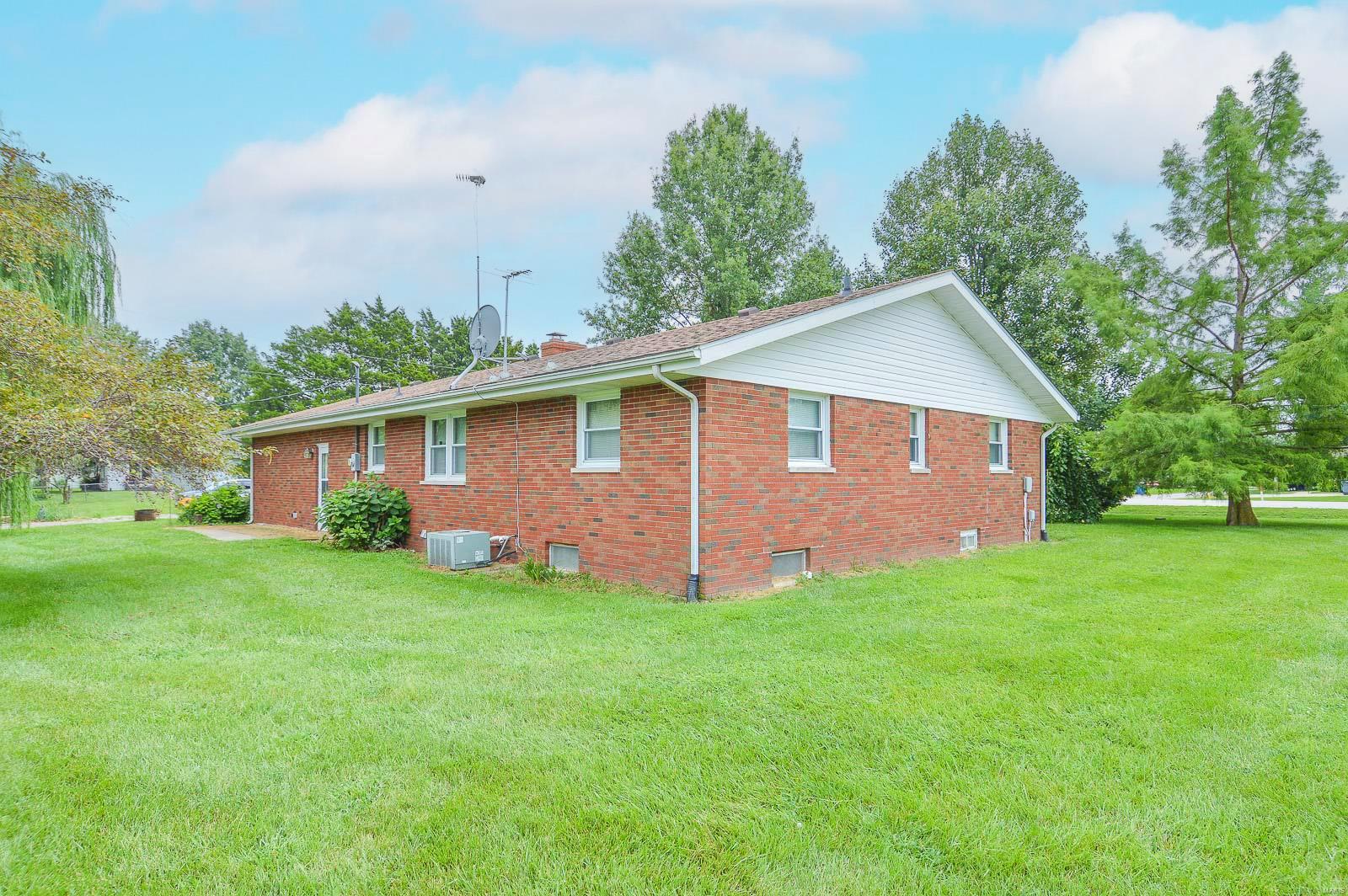 201 West Pocahontas Road Highland, IL 62249 - Photo 9 of 38 Gallery Image 9