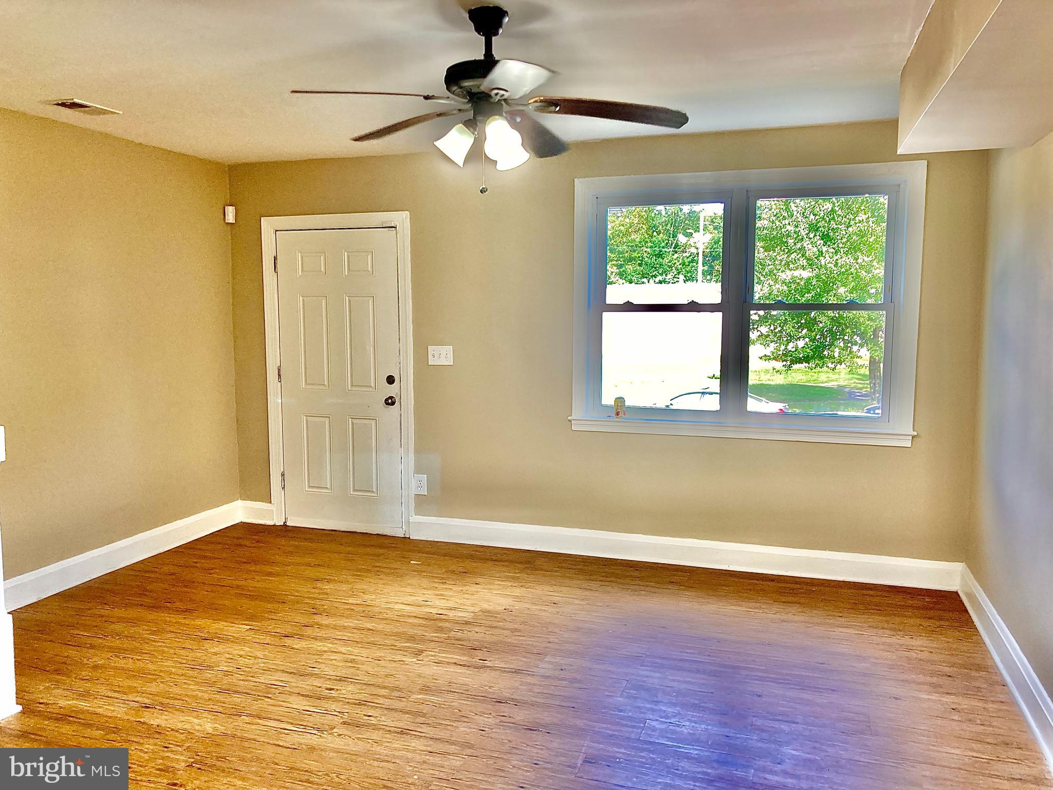 247 West Meadow Road Baltimore, MD 21225 - Photo 4 of 28 Living Rm/Entry