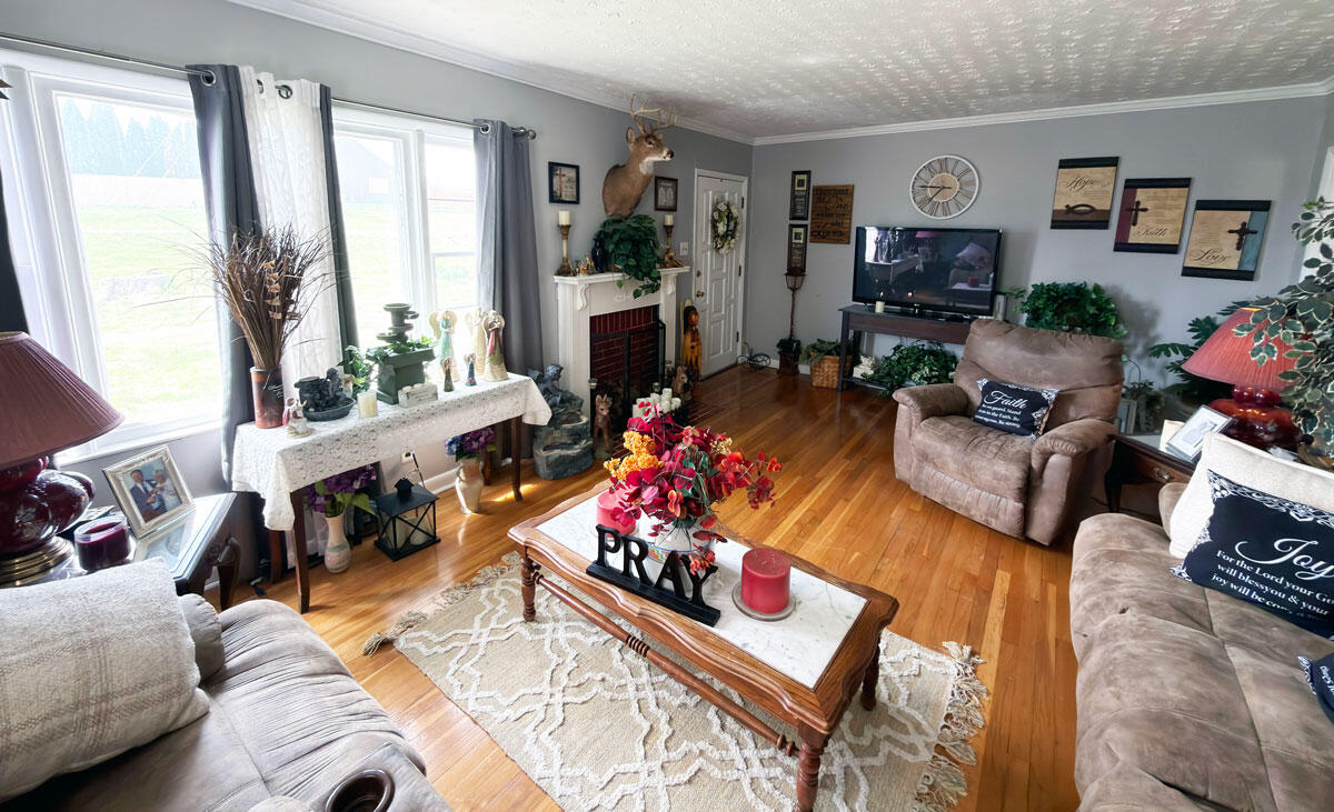 1100 Keene Road Nicholasville, KY 40356 - Photo 7 of 26 Living-Room