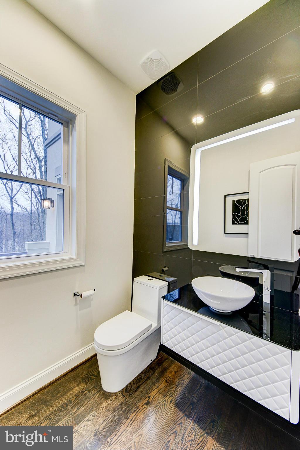 1049 Bellview Road McLean, VA 22102 - Photo 14 of 30 Bath